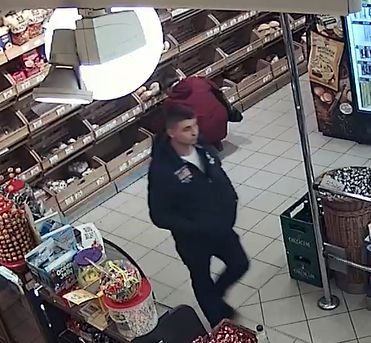Ukradł butelkę whisky. Policja opublikowała zdjęcia z monitoringu - foto