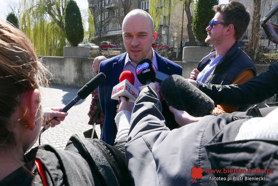 Prezydent w garniturze na rowerze. Pokaz przed obiektywami - foto