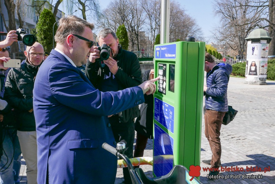 Prezydent w garniturze na rowerze. Pokaz przed obiektywami - foto