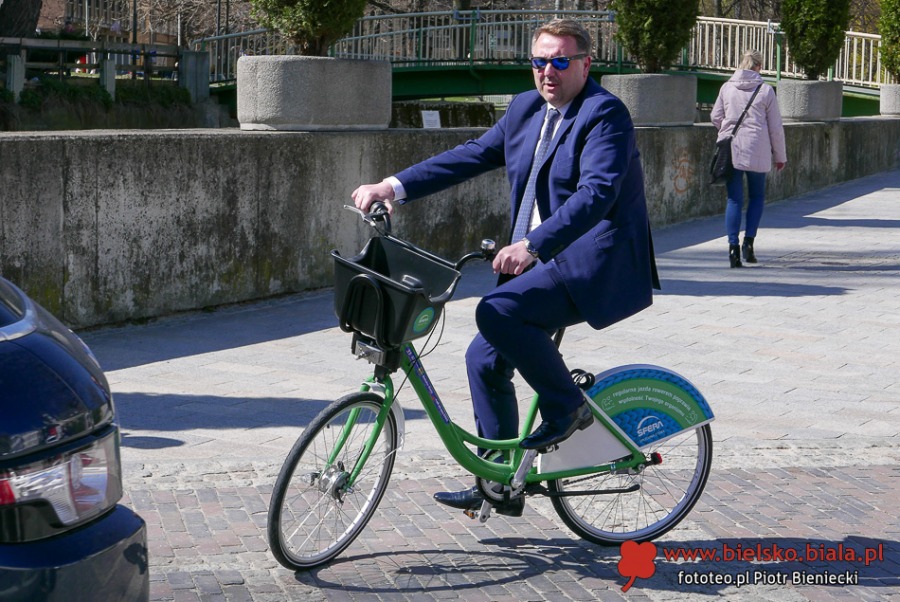 Prezydent w garniturze na rowerze. Pokaz przed obiektywami - foto
