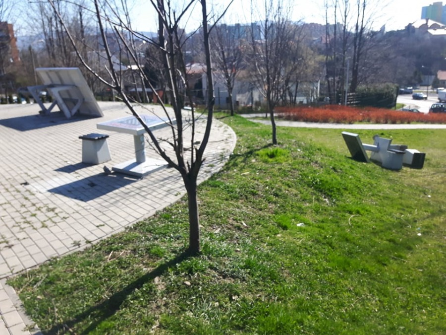 Wandale upatrzyli sobie to miejsce. Kolejna demolka na Beskidzkim - foto