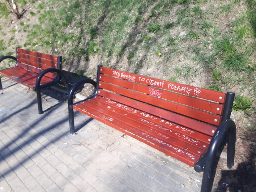 Wandale upatrzyli sobie to miejsce. Kolejna demolka na Beskidzkim - foto