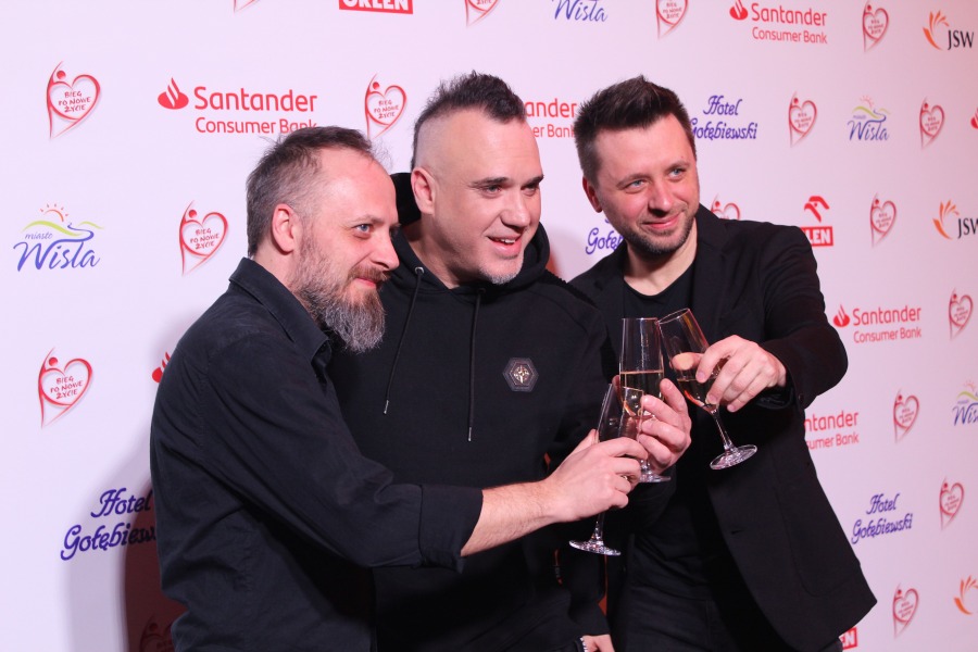 Znani sportowcy i artyści. Gwiazdy uśmiechają się ze ścianki ZDJĘCIA