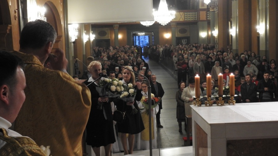 Biskup obmył i ucałował nogi dwunastu mężczyznom - foto