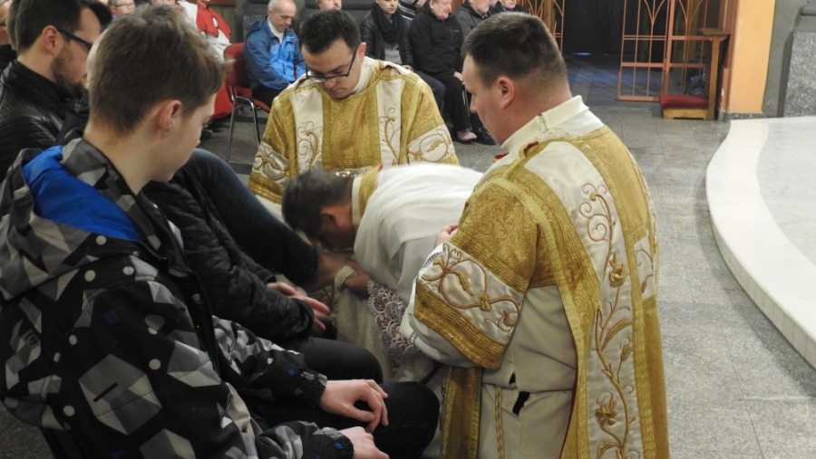 Biskup obmył i ucałował nogi dwunastu mężczyznom - foto
