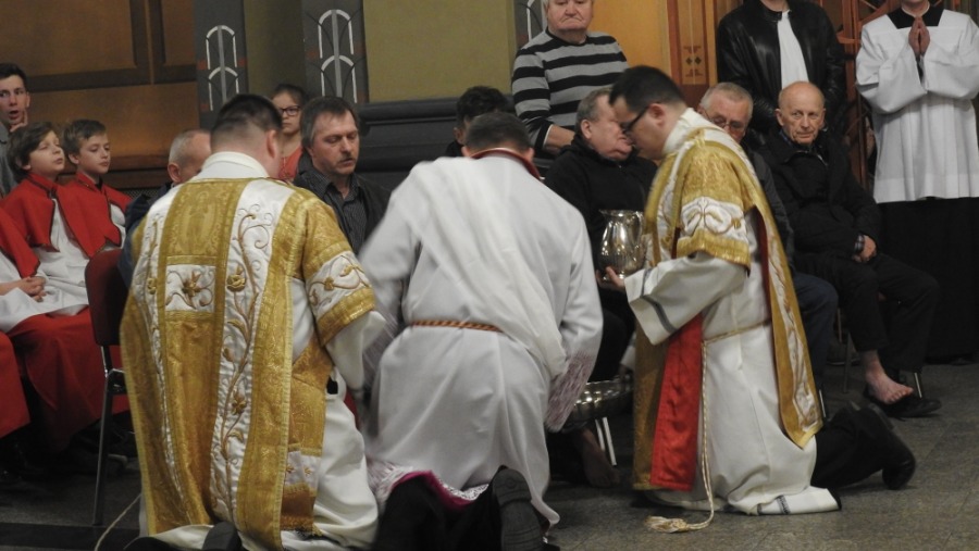 Biskup obmył i ucałował nogi dwunastu mężczyznom - foto