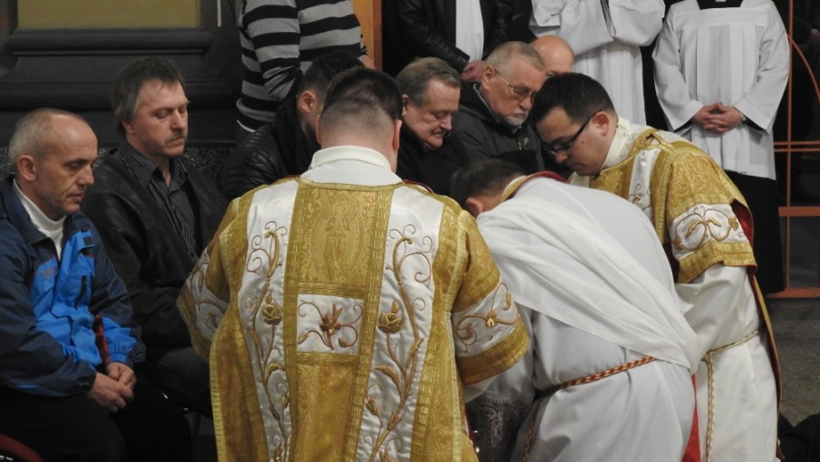 Biskup obmył i ucałował nogi dwunastu mężczyznom - foto