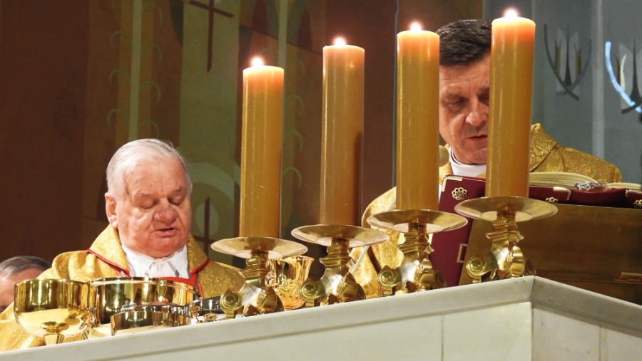 Biskup obmył i ucałował nogi dwunastu mężczyznom - foto
