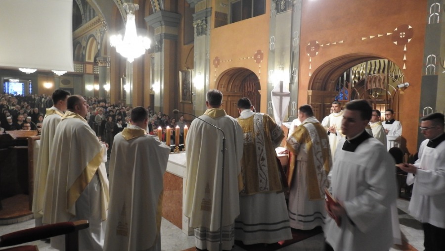 Biskup obmył i ucałował nogi dwunastu mężczyznom - foto