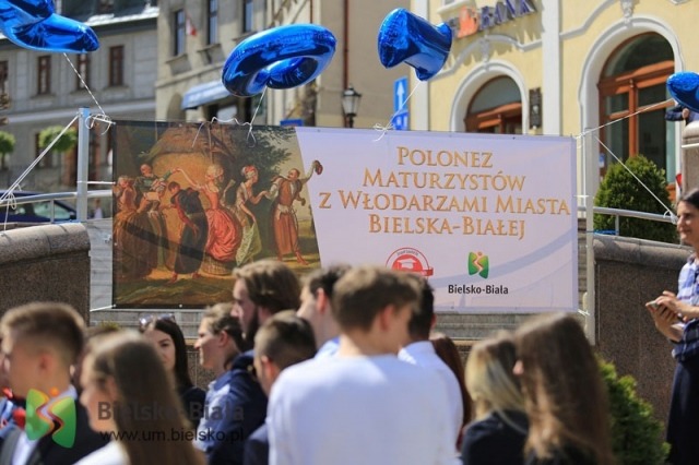 Polonez na placu Chrobrego. Klasyfikacje maturzystów we wszystkich szkołach - foto