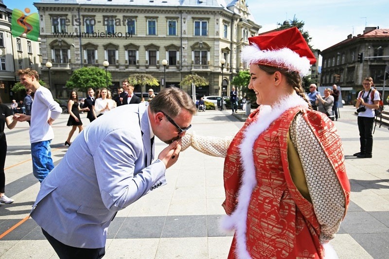 Polonez na placu Chrobrego. Klasyfikacje maturzystów we wszystkich szkołach - foto
