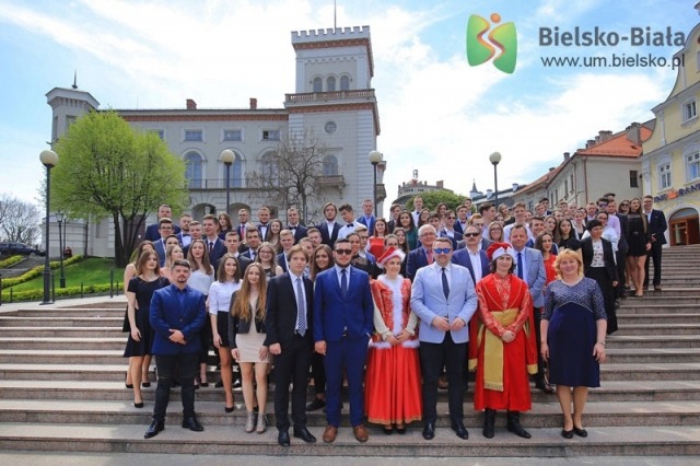 Polonez na placu Chrobrego. Klasyfikacje maturzystów we wszystkich szkołach - foto