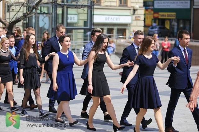 Polonez na placu Chrobrego. Klasyfikacje maturzystów we wszystkich szkołach - foto