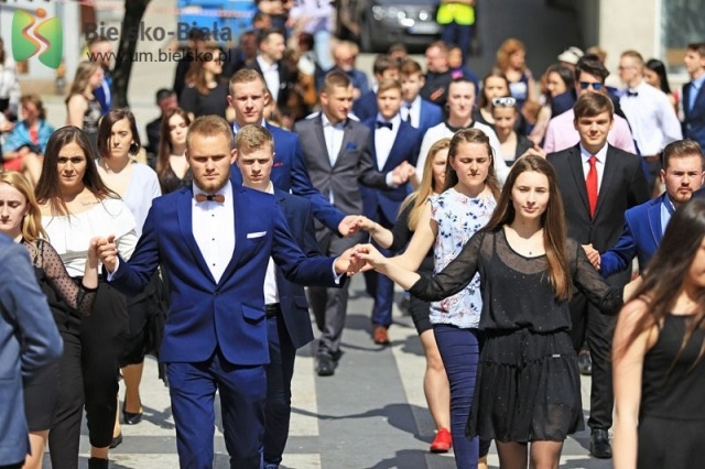 Polonez na placu Chrobrego. Klasyfikacje maturzystów we wszystkich szkołach - foto