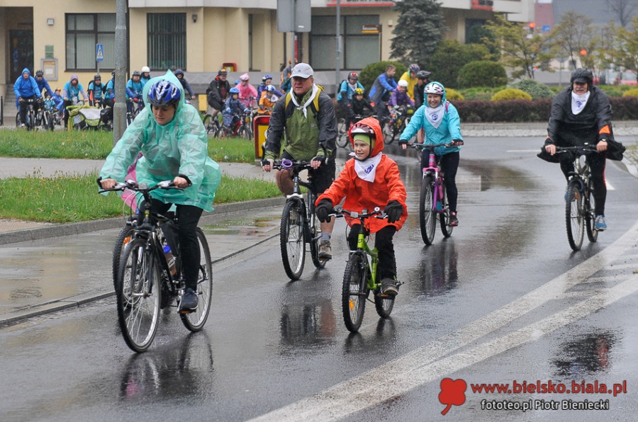 Bielski Rajd Rowerowy w strugach deszczu. Prezydent daje radę - FOTO