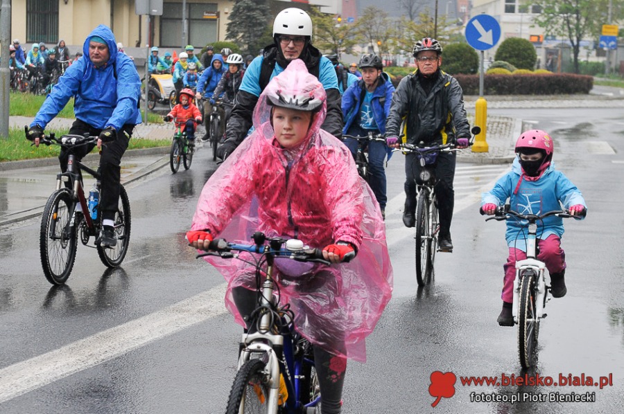 Bielski Rajd Rowerowy w strugach deszczu. Prezydent daje radę - FOTO