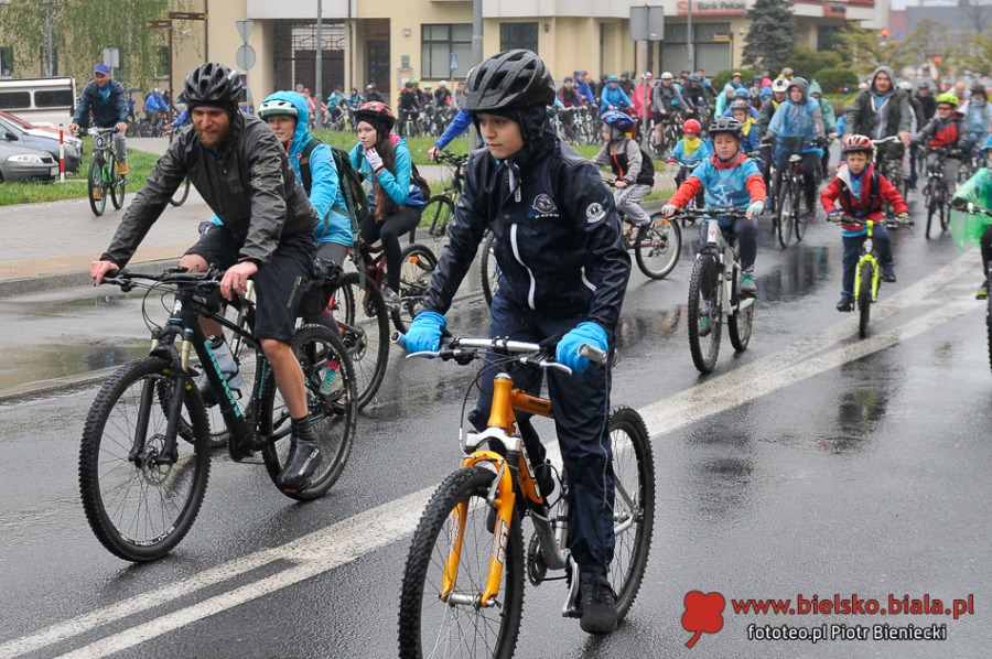 Bielski Rajd Rowerowy w strugach deszczu. Prezydent daje radę - FOTO