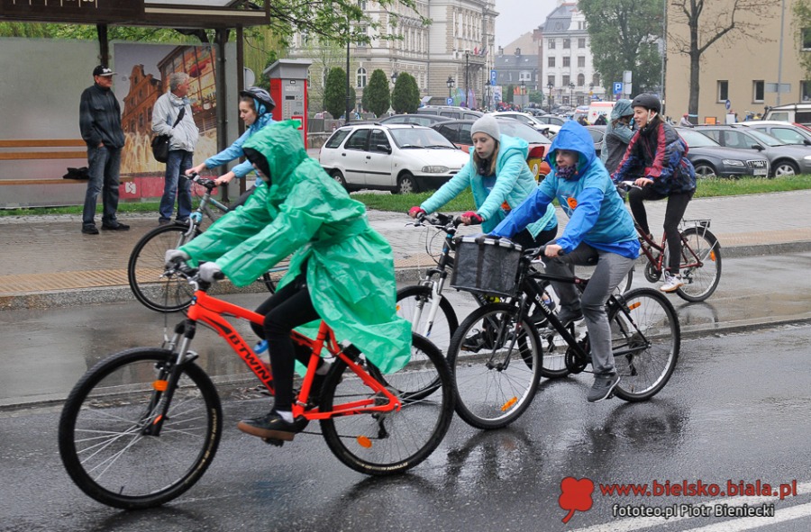 Bielski Rajd Rowerowy w strugach deszczu. Prezydent daje radę - FOTO