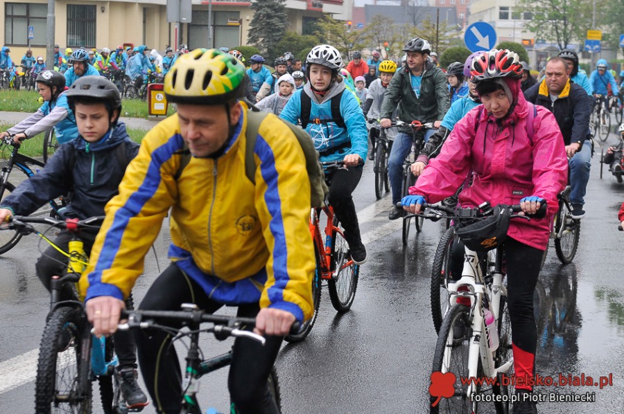Bielski Rajd Rowerowy w strugach deszczu. Prezydent daje radę - FOTO