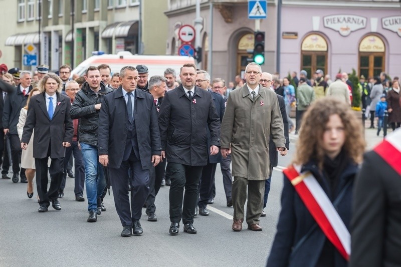 Defilada na placu Ratuszowym. Przemówienia z asystą honorową