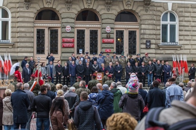 Defilada na placu Ratuszowym. Przemówienia z asystą honorową