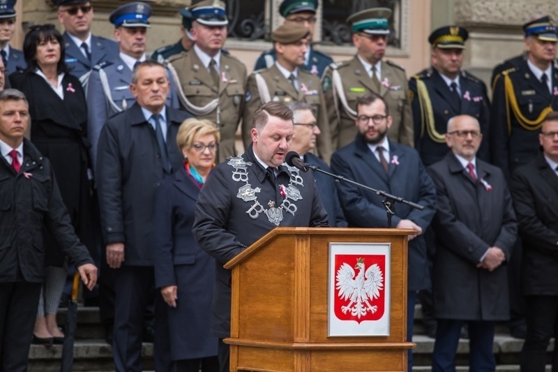 Defilada na placu Ratuszowym. Przemówienia z asystą honorową