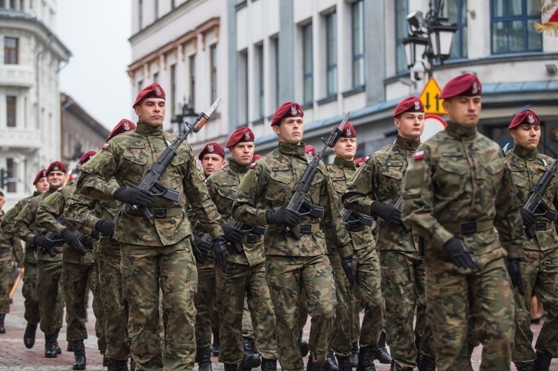 Defilada na placu Ratuszowym. Przemówienia z asystą honorową