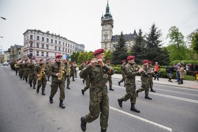 Defilada na placu Ratuszowym. Przemówienia z asystą honorową