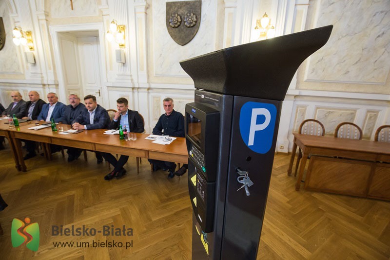 Rewolucja na parkingu. Płatności bilonem, kartą lub BLIK-iem