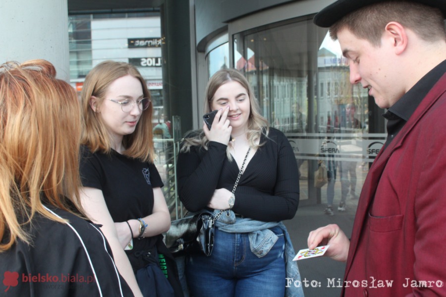 Czary-mary w Galerii Sfera. Gdzie zniknęła dama i król? - foto