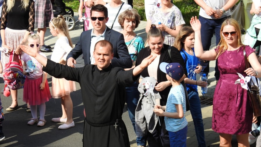 Radosny marsz ulicami Bielska-Białej. Manifestacja z udziałem kilkuset osób - foto