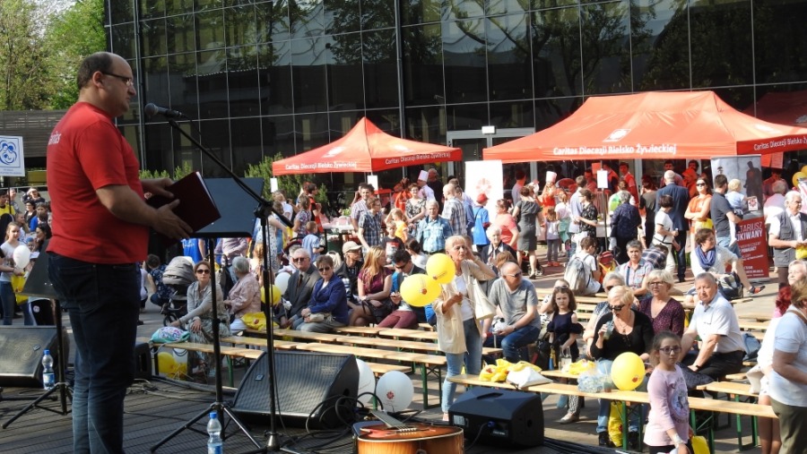 Radosny marsz ulicami Bielska-Białej. Manifestacja z udziałem kilkuset osób - foto