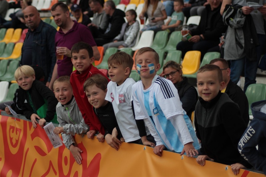 Piłkarski hit sparaliżował miasto. Gwiazdy futbolu na trybunach ZDJĘCIA