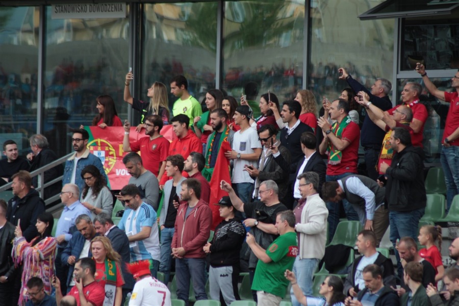 Piłkarski hit sparaliżował miasto. Gwiazdy futbolu na trybunach ZDJĘCIA