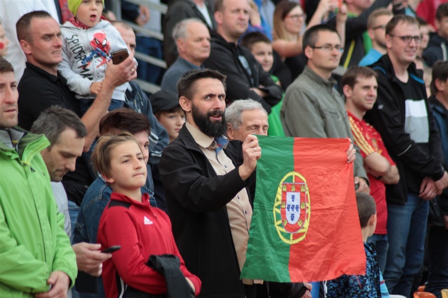 Piłkarski hit sparaliżował miasto. Gwiazdy futbolu na trybunach ZDJĘCIA