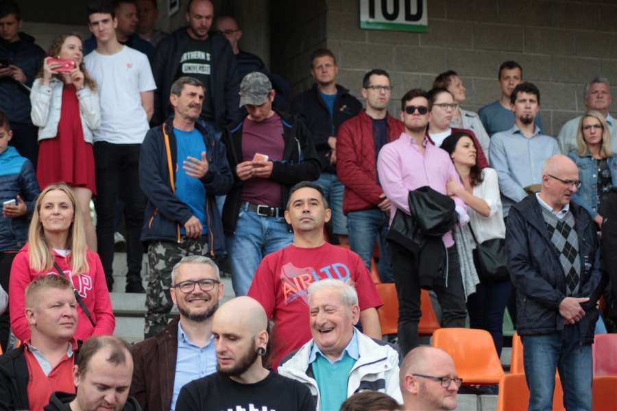 Piłkarski hit sparaliżował miasto. Gwiazdy futbolu na trybunach ZDJĘCIA
