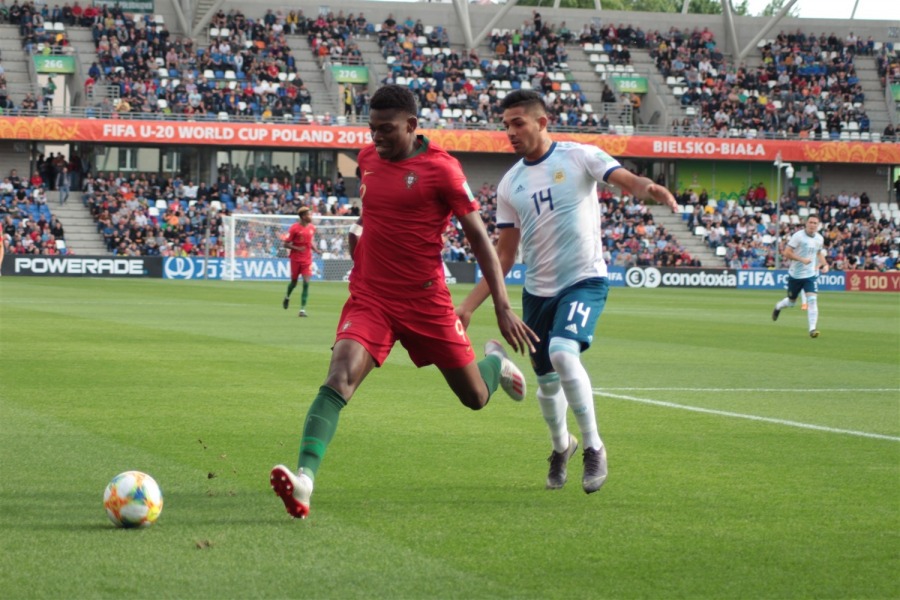 Piłkarski hit sparaliżował miasto. Gwiazdy futbolu na trybunach ZDJĘCIA