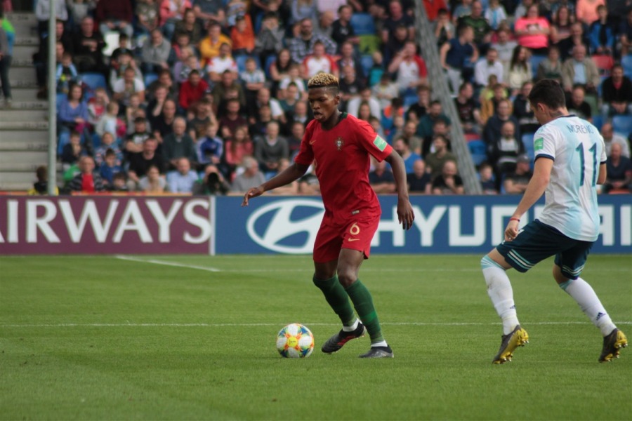 Piłkarski hit sparaliżował miasto. Gwiazdy futbolu na trybunach ZDJĘCIA