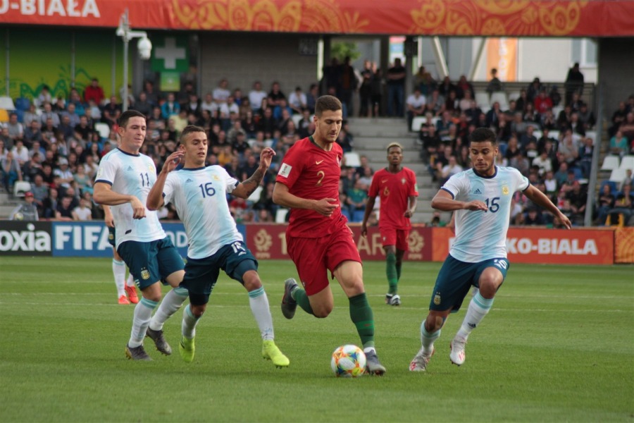 Piłkarski hit sparaliżował miasto. Gwiazdy futbolu na trybunach ZDJĘCIA
