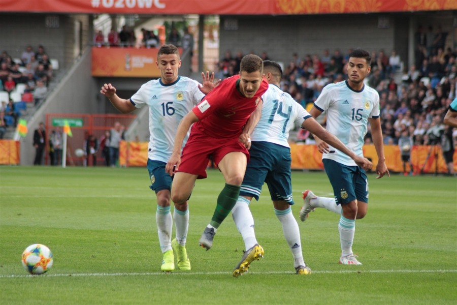 Piłkarski hit sparaliżował miasto. Gwiazdy futbolu na trybunach ZDJĘCIA