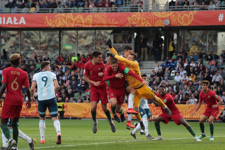 Piłkarski hit sparaliżował miasto. Gwiazdy futbolu na trybunach ZDJĘCIA