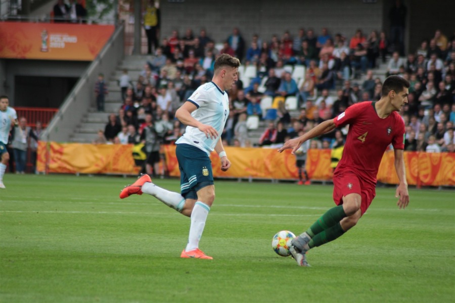 Piłkarski hit sparaliżował miasto. Gwiazdy futbolu na trybunach ZDJĘCIA