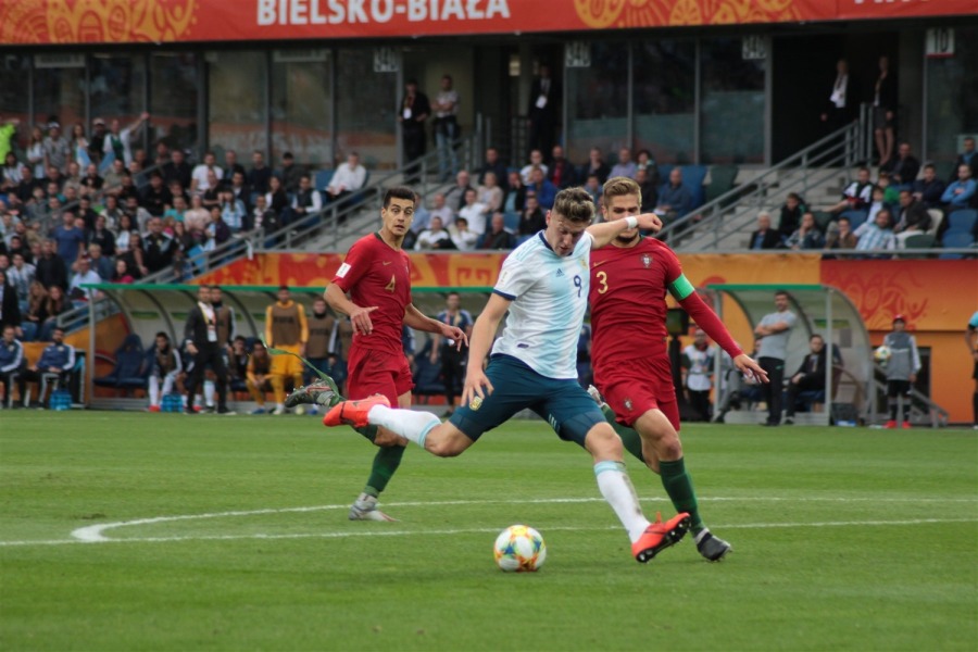 Piłkarski hit sparaliżował miasto. Gwiazdy futbolu na trybunach ZDJĘCIA