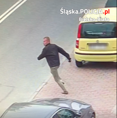 Złodziej ukradł portfel z pieniędzmi. Policja publikuje zdjęcia z monitoringu - foto