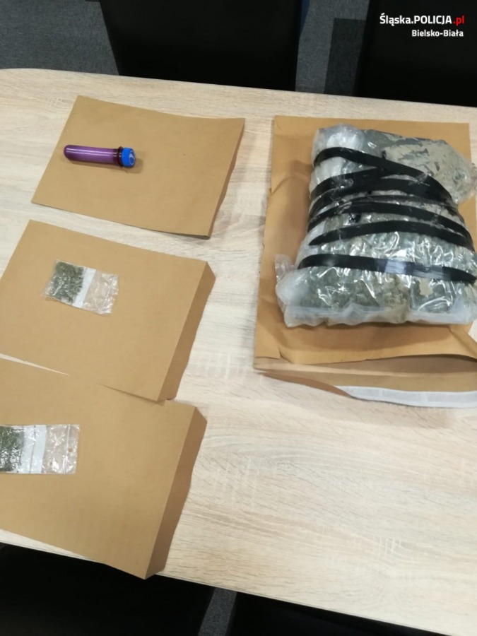 Kierowca z kilogramem marihuany chciał przekupić policjantów - foto