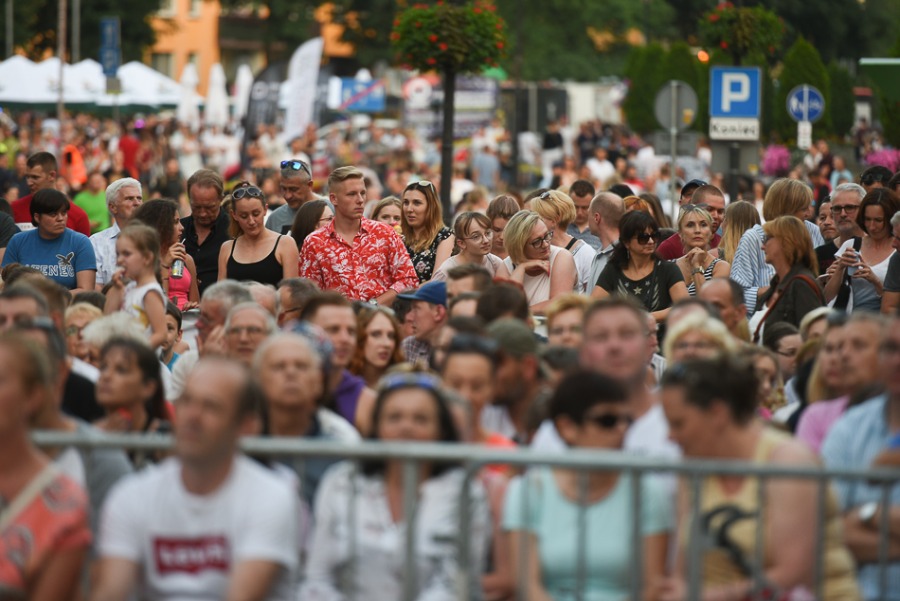 Świetny Shaggy na placu Ratuszowym. Efektowny pokaz laserów ZDJĘCIA
