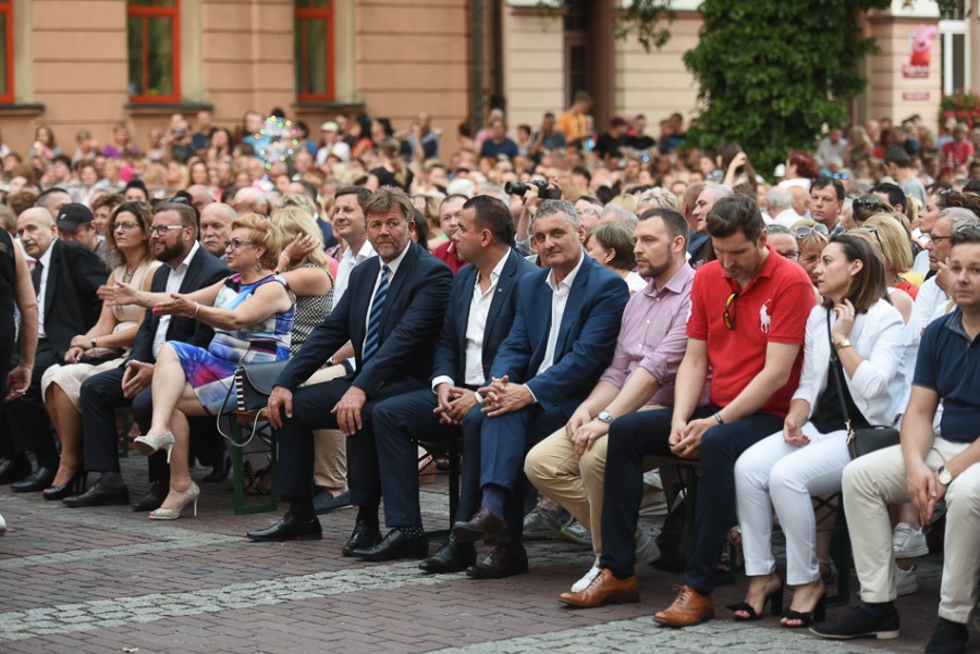 Świetny Shaggy na placu Ratuszowym. Efektowny pokaz laserów ZDJĘCIA
