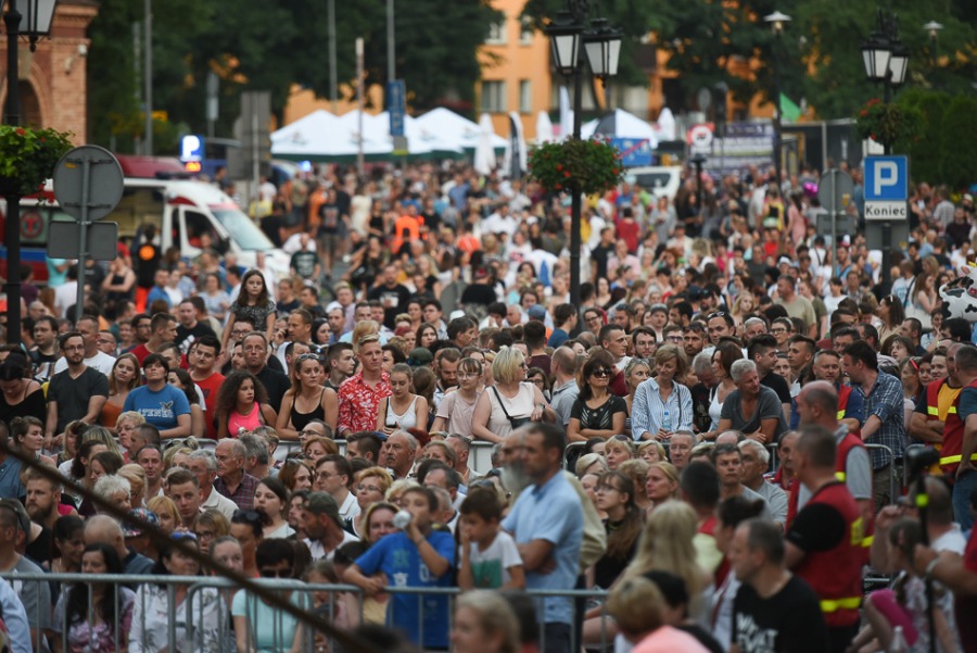 Świetny Shaggy na placu Ratuszowym. Efektowny pokaz laserów ZDJĘCIA