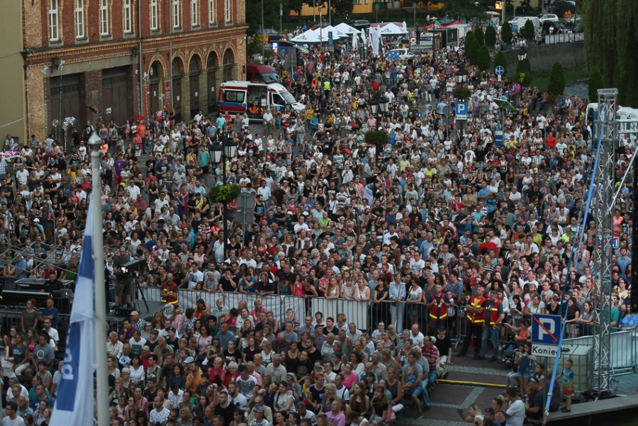 Świetny Shaggy na placu Ratuszowym. Efektowny pokaz laserów ZDJĘCIA