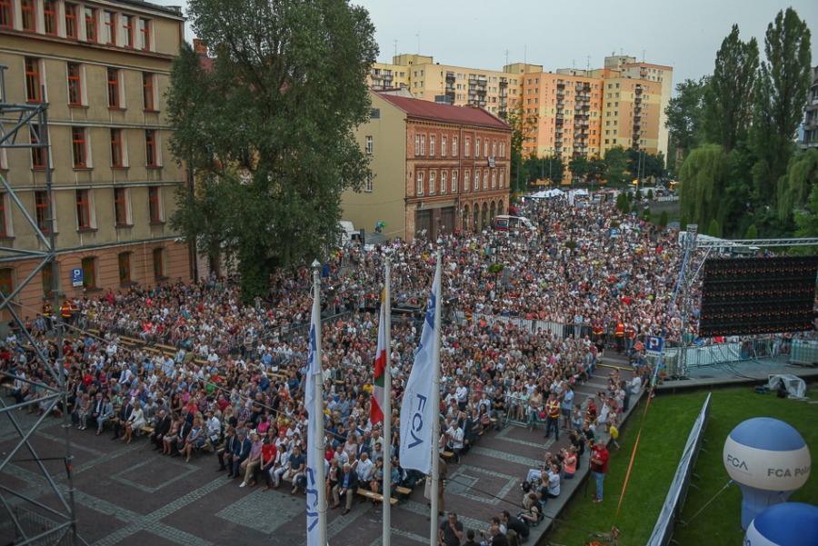 Świetny Shaggy na placu Ratuszowym. Efektowny pokaz laserów ZDJĘCIA